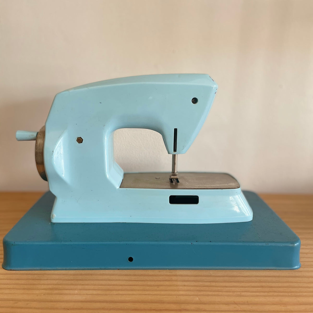 Little Betty Toy Sewing Machine, Vintage Small Sewing Machine in Box, Blue  Metal Little Betty -  Sweden