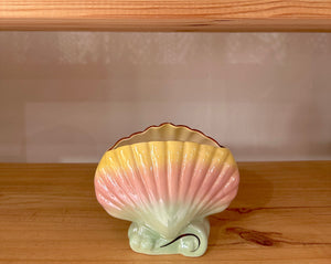 Lustre seashell vase