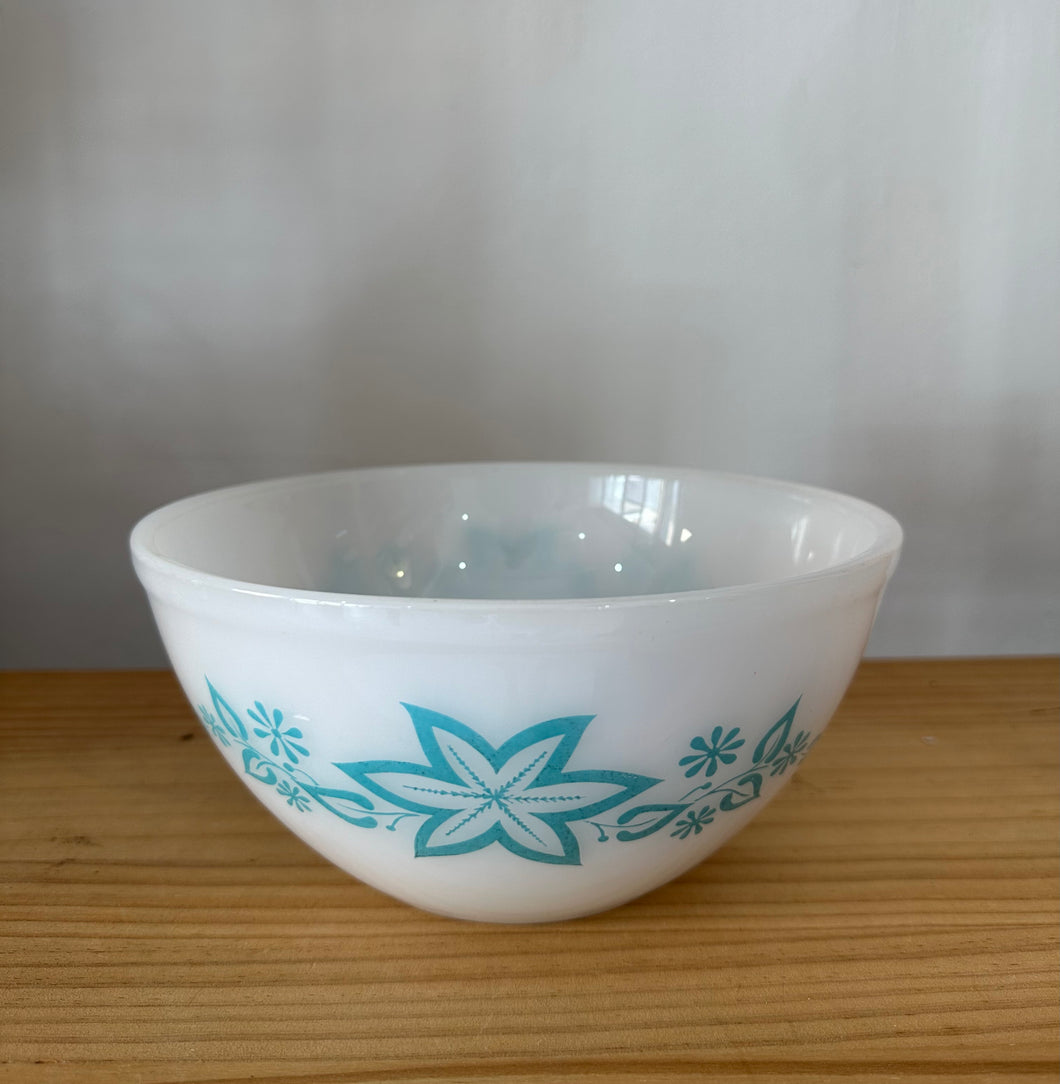 Pyrex Star Fruit bowl 8”