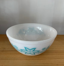 Pyrex Star Fruit bowl 8”