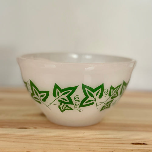 Pyrex Green Ivy leaf bowl