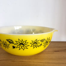 Pyrex Flannel Flowers large mixing bowl OMB912