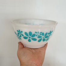 Pyrex Daisy Chain 7” bowl